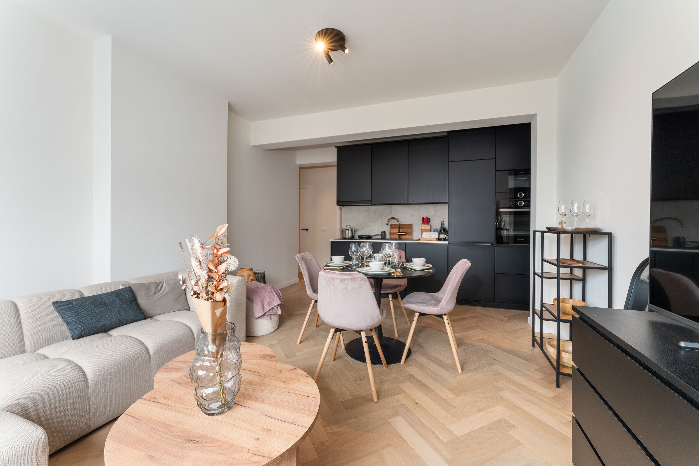 Volledig gerenoveerd 2-slaapkamerappartement  foto {{pictureIndex}}