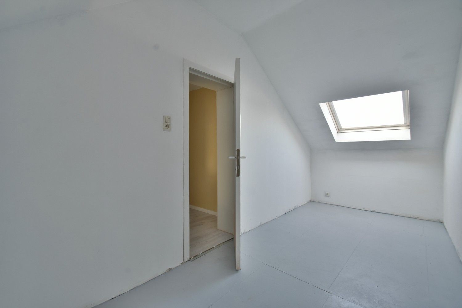 Ruime gerenoveerde woning met maar liefst 7 slaapkamers en handelsmogelijkheden op een gunstige locatie nabij Maastricht foto 22