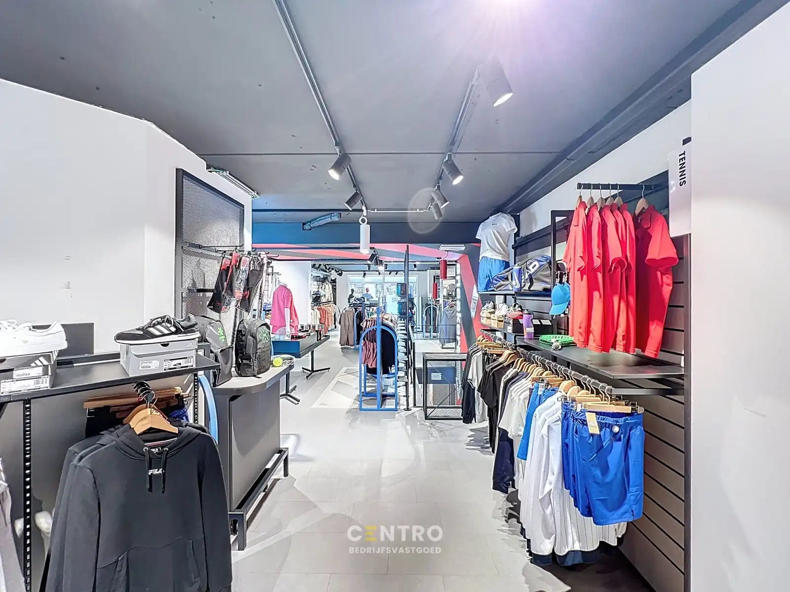 Instapklare commerciële ruimte van ca. 300 m². Uitstekend gelegen met veel passage en zichtbaarheid, ideaal voor retail of showroomconcepten ! foto 10