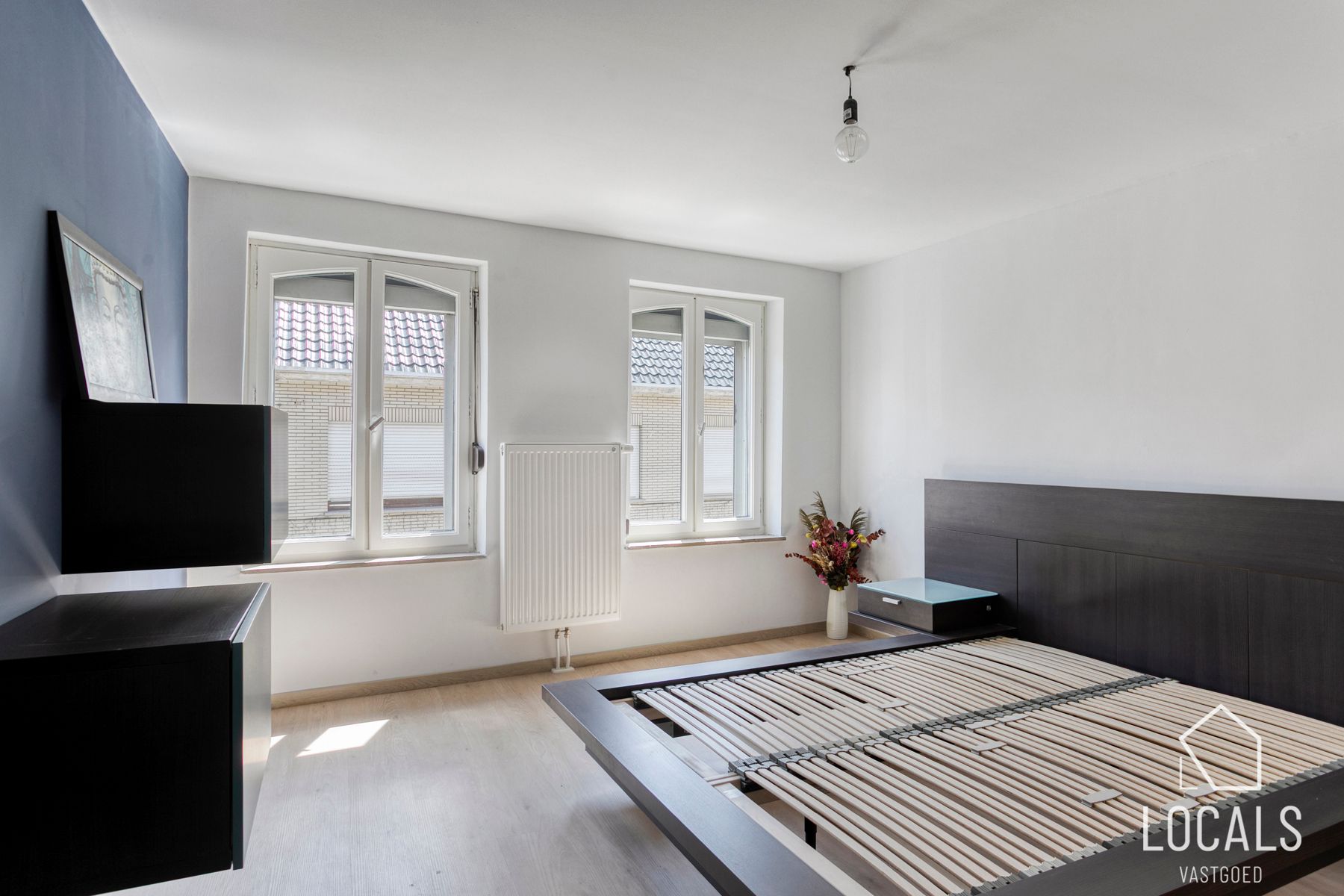 Mooie gerenoveerde woning met ruime garage in hartje Okegem foto 7