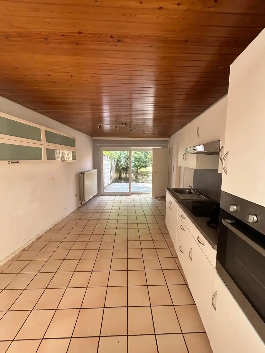 Op te frissen/ te renoveren woning nabij verbindingswegen foto 5