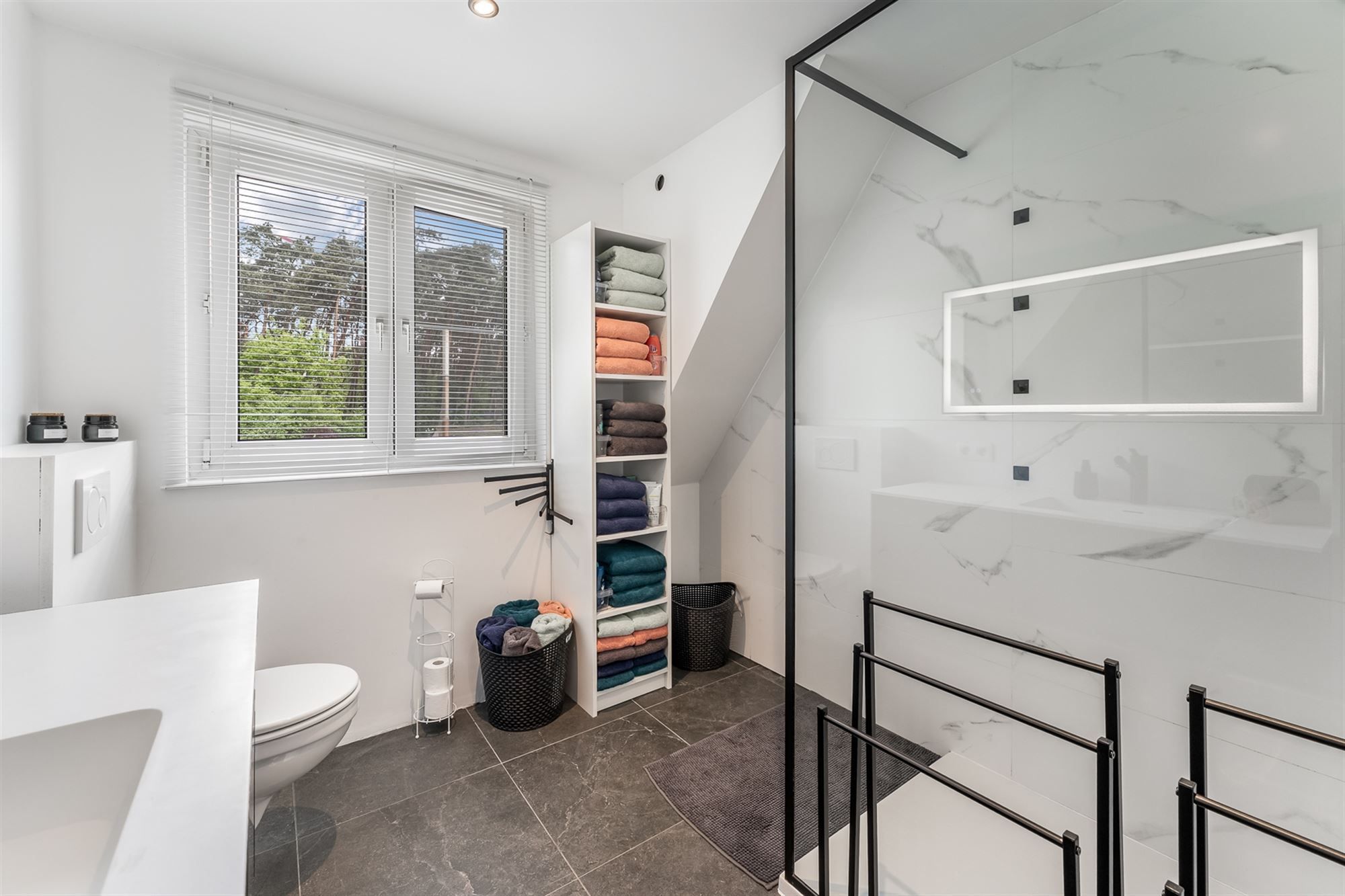 UITERST KNAPPE GERENOVEERDE WONING MET 4 SLAAPKAMERS, ZEER RUSTIG GELEGEN TE PAAL foto 14
