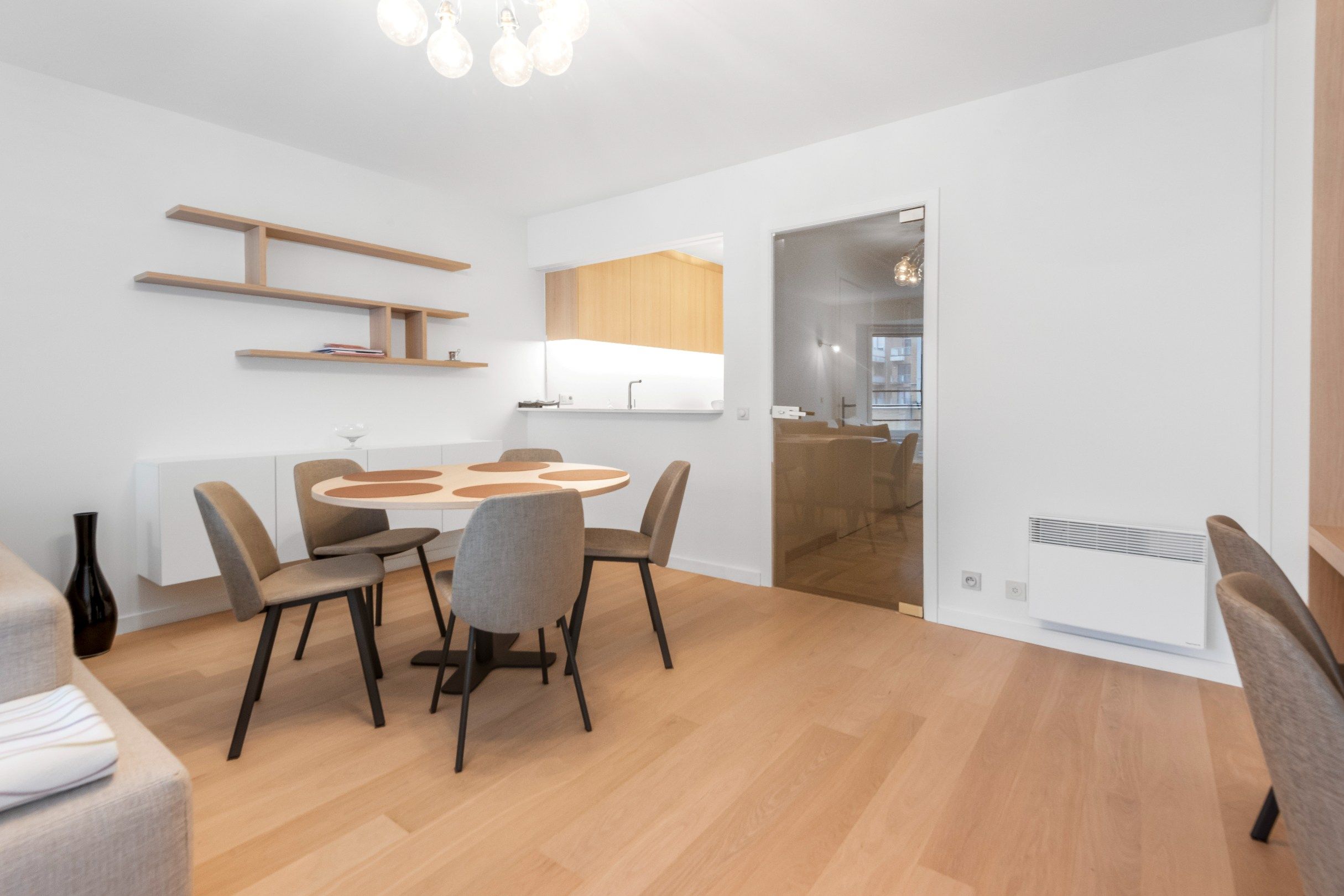 Goed gelegen appartement met zijdelings ZEEzicht dichtbij het Driehoeksplein. Parking te koop op het gelijkvloers. foto 9