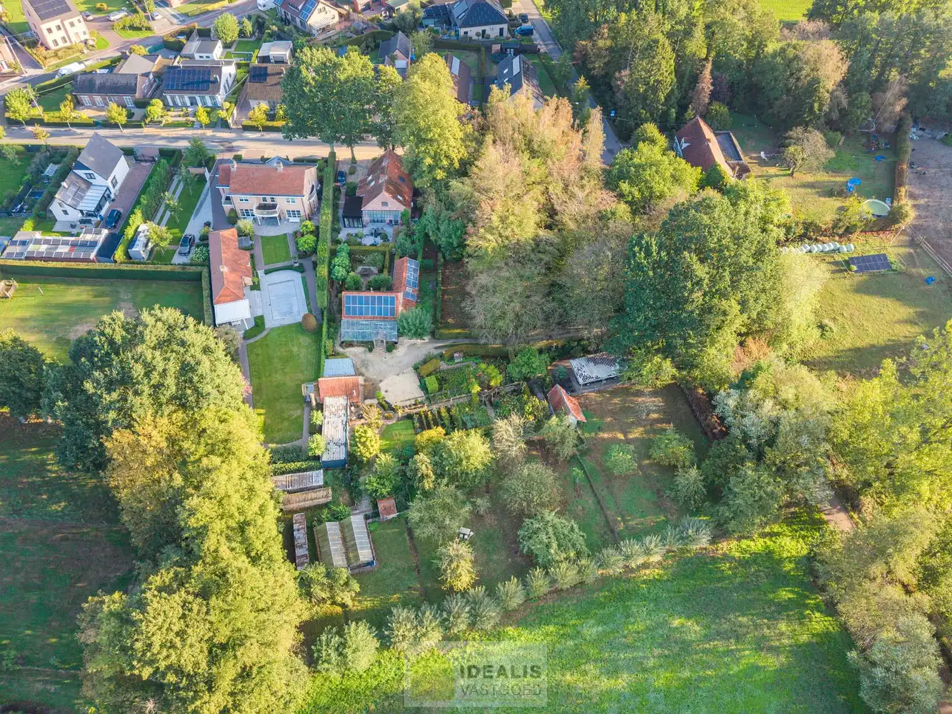IDYLLISCH GELEGEN BIJZONDERE EIGENDOM BESTAANDE UIT RIANT WOONHUIS, APART BEWOONBAAR BIJGEBOUW EN ATELIER OMGEVEN DOOR EEN SCHITTERD AANGELEGDE TUIN EN WEILAND. Het domein is toegankelijk zowel aan de mooie Urnenveldstraat doch ook via een uitzonderlijk mooie oprijlaan toegankelijk langs de boszijde van het perceel. Deze vrijstaande woning, gebouwd in 1986, beschikt over een sfeervolle leefruimte in vol contact met de tuin en biedt een heerlijke atmosfeer dankzij de centraal geplaatste speksteenkachel. Op de verdieping beschikt de woning over slaapkamers en sanitair. Een absolute meerwaarde is het afzonderlijk volledig ingericht bijhuisje, centraal op het perceel, voorzien van alle woonfaciliteiten. Verder is er de mogelijkheid om wonen/werken te combineren via het knap afgewerkte atelier, met vergezicht op het eigen weiland. Geschikt voor kandidaten op zoek naar een ruime en instapklare parel met een idyllische uitstraling! foto 59