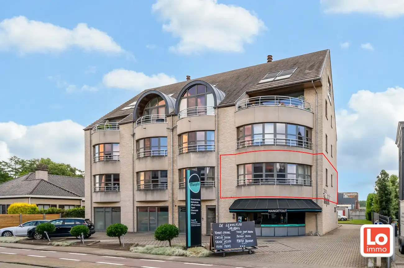 VERKOCHT! Ruim en gezellig appartement met garage in het centrum Lochristi! foto {{pictureIndex}}