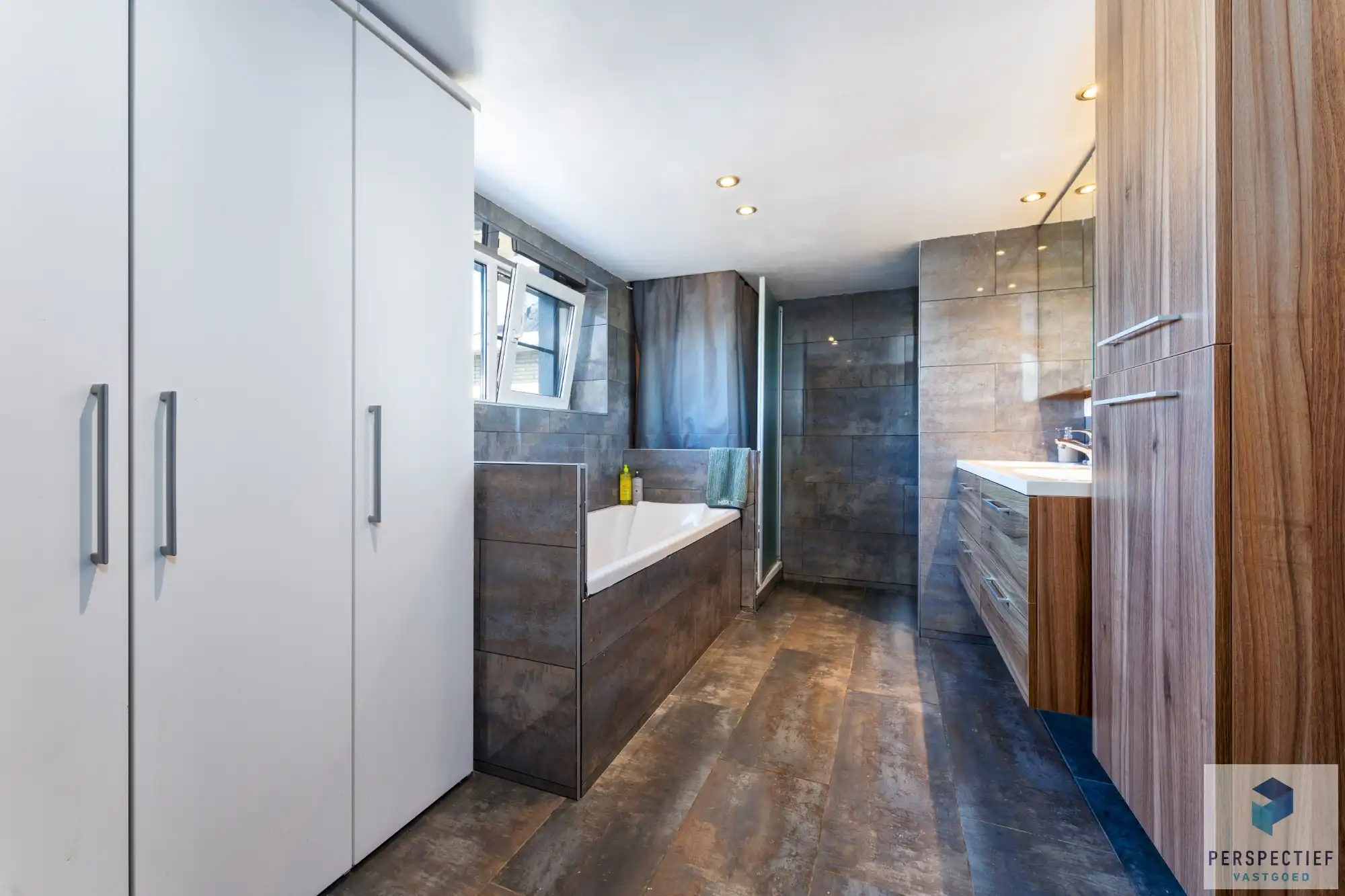 Ruime, instapklare woning met 4 slaapkamers, garage en magazijn op 970 m² foto 23