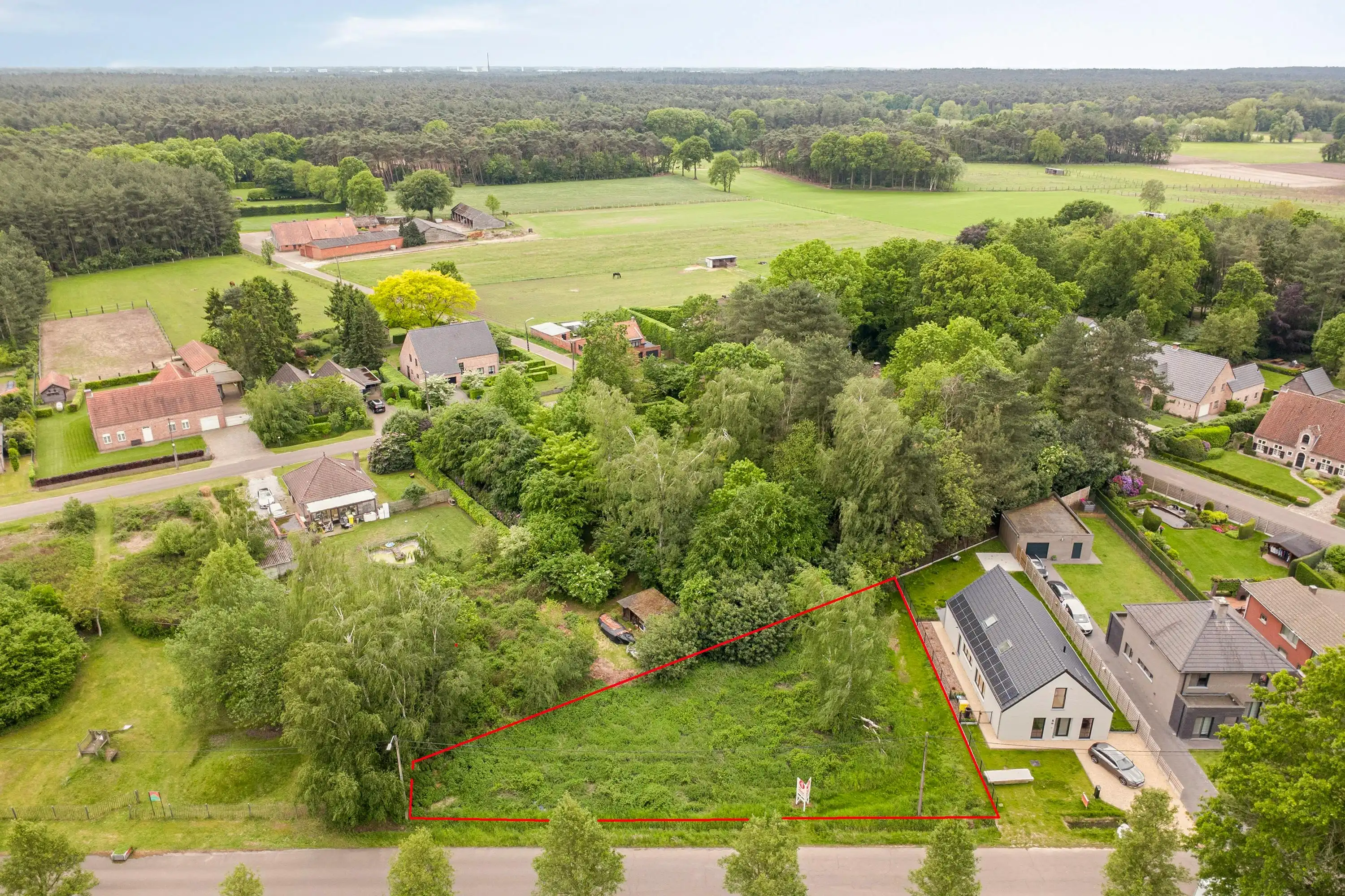 breed bouwperceel van 849 m² te koop in Lichtaart foto {{pictureIndex}}