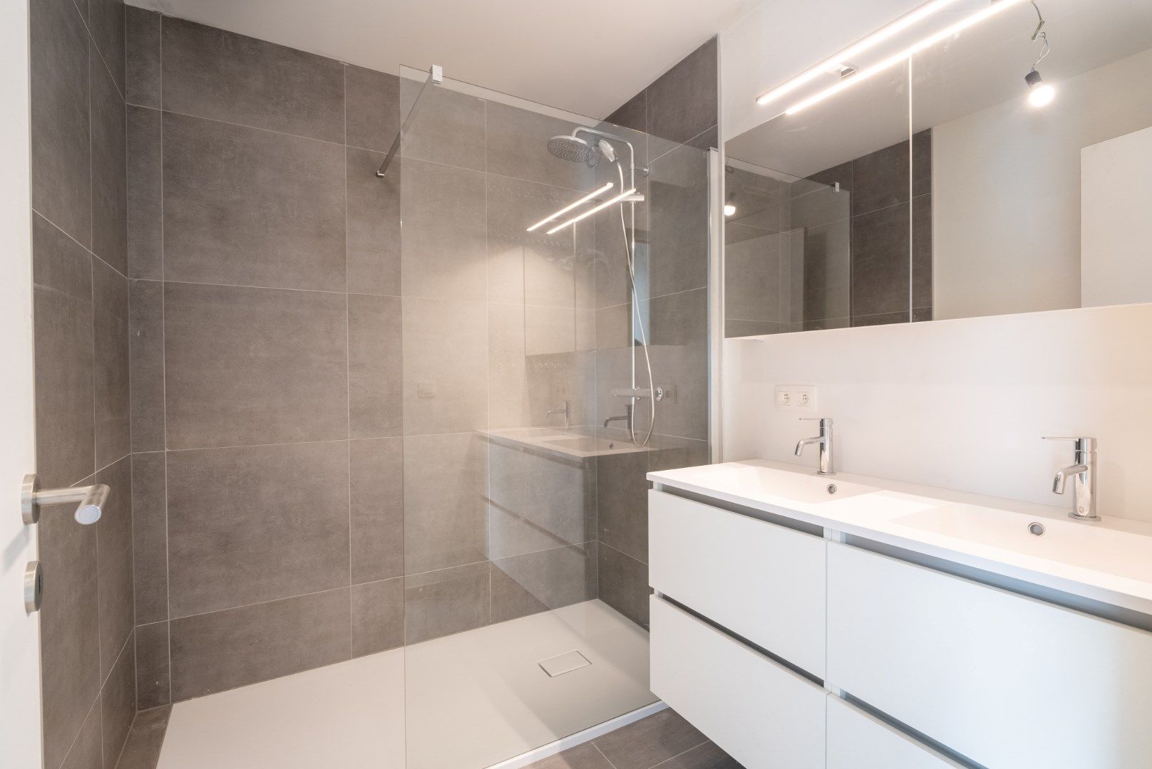 Aangenaam dakappartement met 2 slaapkamers en terras op de tweede verdieping, in Residentie Escautval. foto 8