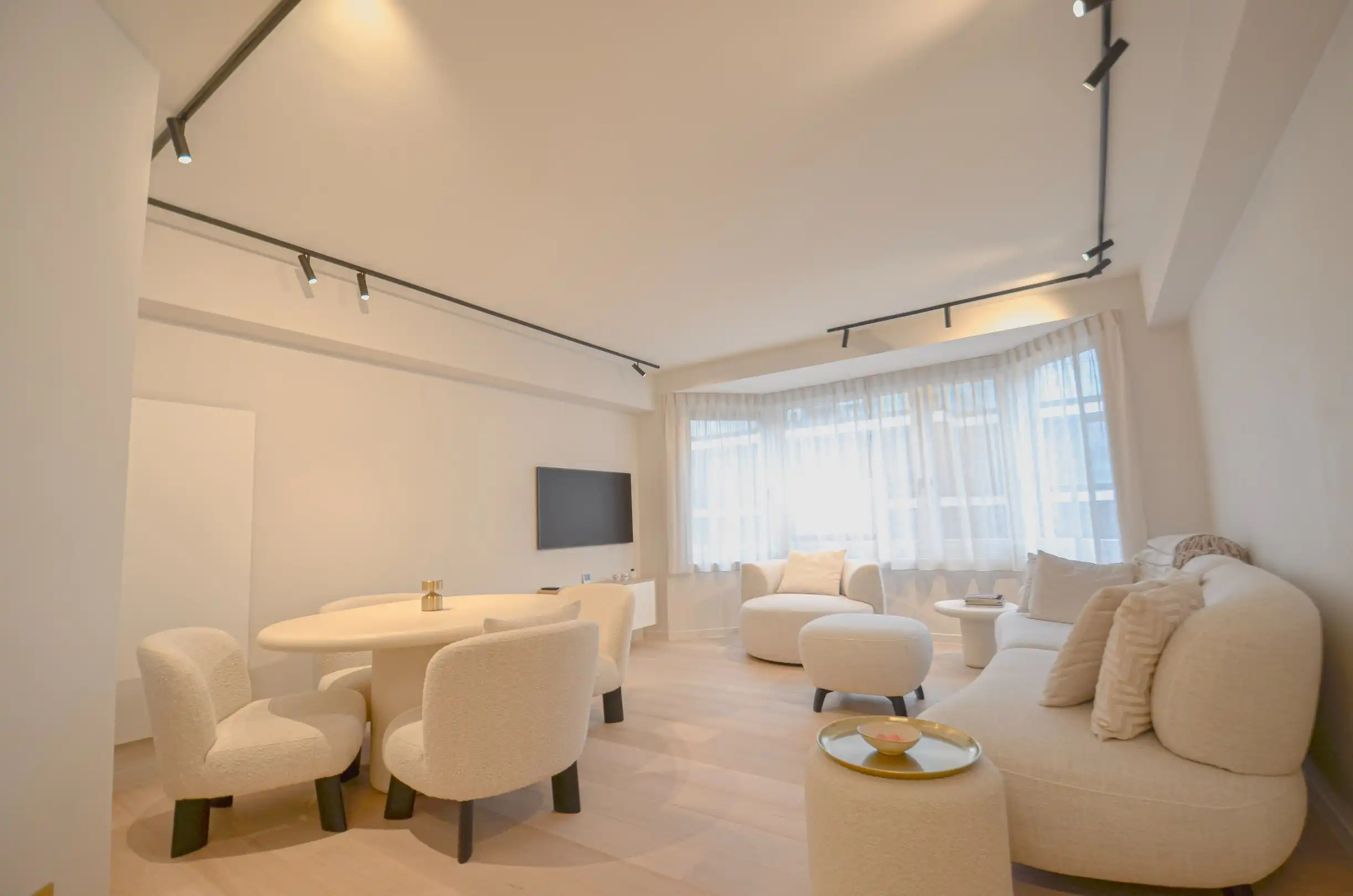 Stijlvol volledig gerenoveerd appartement  op wandelafstand van de zee én het commercieel centrum. foto {{pictureIndex}}