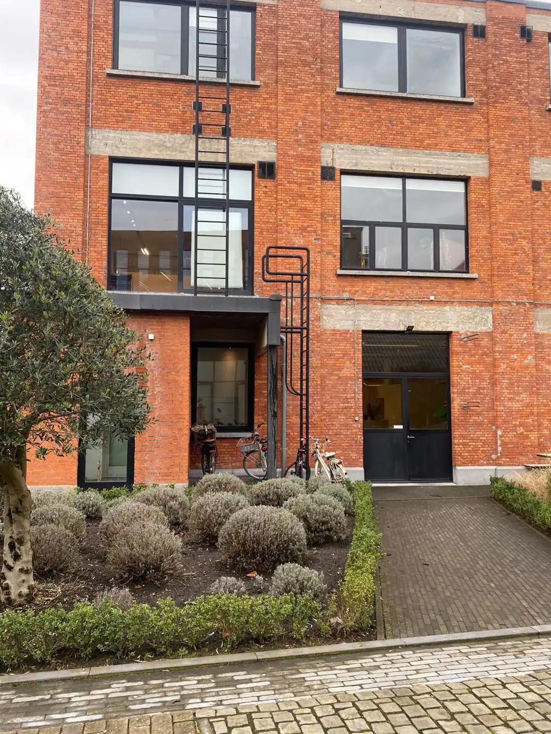 Kantoorruimte 686m² te huur in voormalige  Minerva Motors'-fabriek.  foto 7