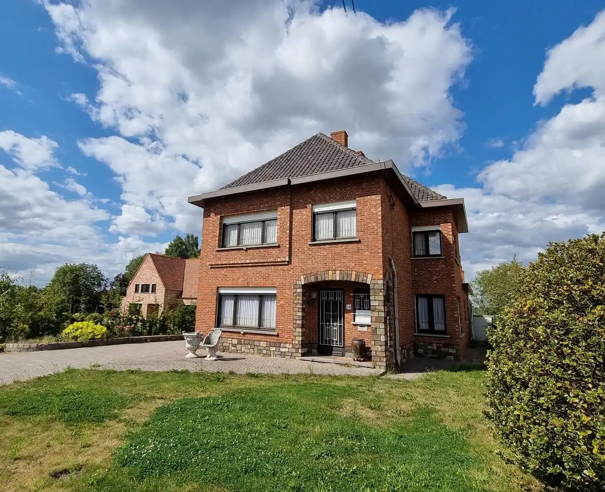 Woning met achterliggend magazijn op een totaal perceel van 19 are 58 ca. foto {{pictureIndex}}