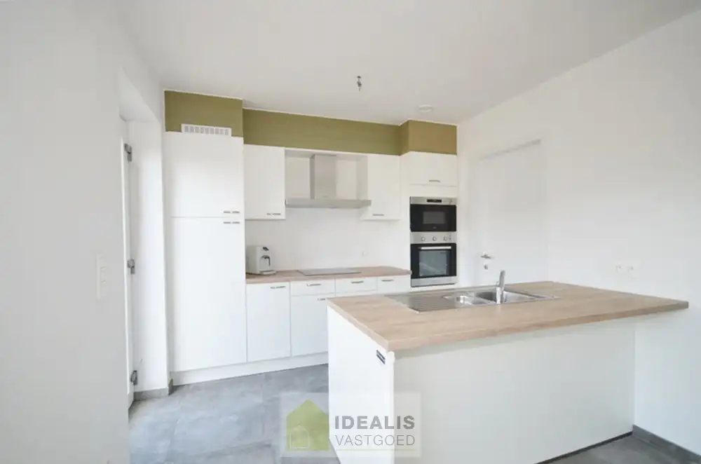 GELIEVE ENKEL AAN TE MELDEN VIA MAIL!! RUIME NIEUWBOUW GEZINSWONING OP WANDELAFSTAND VAN CENTRUM! – Afgewerkte en ruime woning perfect gelegen op wandelafstand van het centrum van Peer alsook vlakbij uitgebreide sportfaciliteiten!! De woning is zeer fijn ingedeeld, met een inkomhal en wc, riante woonkamer, open keuken met naastgelegen berging op de gelijkvloerse verdieping, overloop, 3 slaapkamers en een ruime badkamer op de eerste verdieping en een zolder te bereiken via vast trap op de 2e verdieping!! Tevens beschikt de woning over een private voortuin/parking en is er een leuk tuintje met tuinberging aan de achterzijde. De achterzijde van het perceel is tevens toegankelijk via een pad. Deze nieuwbouwwoning werd zeer goed geïsoleerd opgeleverd, heeft slechts een E-peil van 38 en is voorzien van ventilatie type D!! Zeer geschikt voor kandidaten op zoek naar een correct geprijsde nieuwbouwwoning!! Beschikbaar vanaf 1 december 2026. foto 13