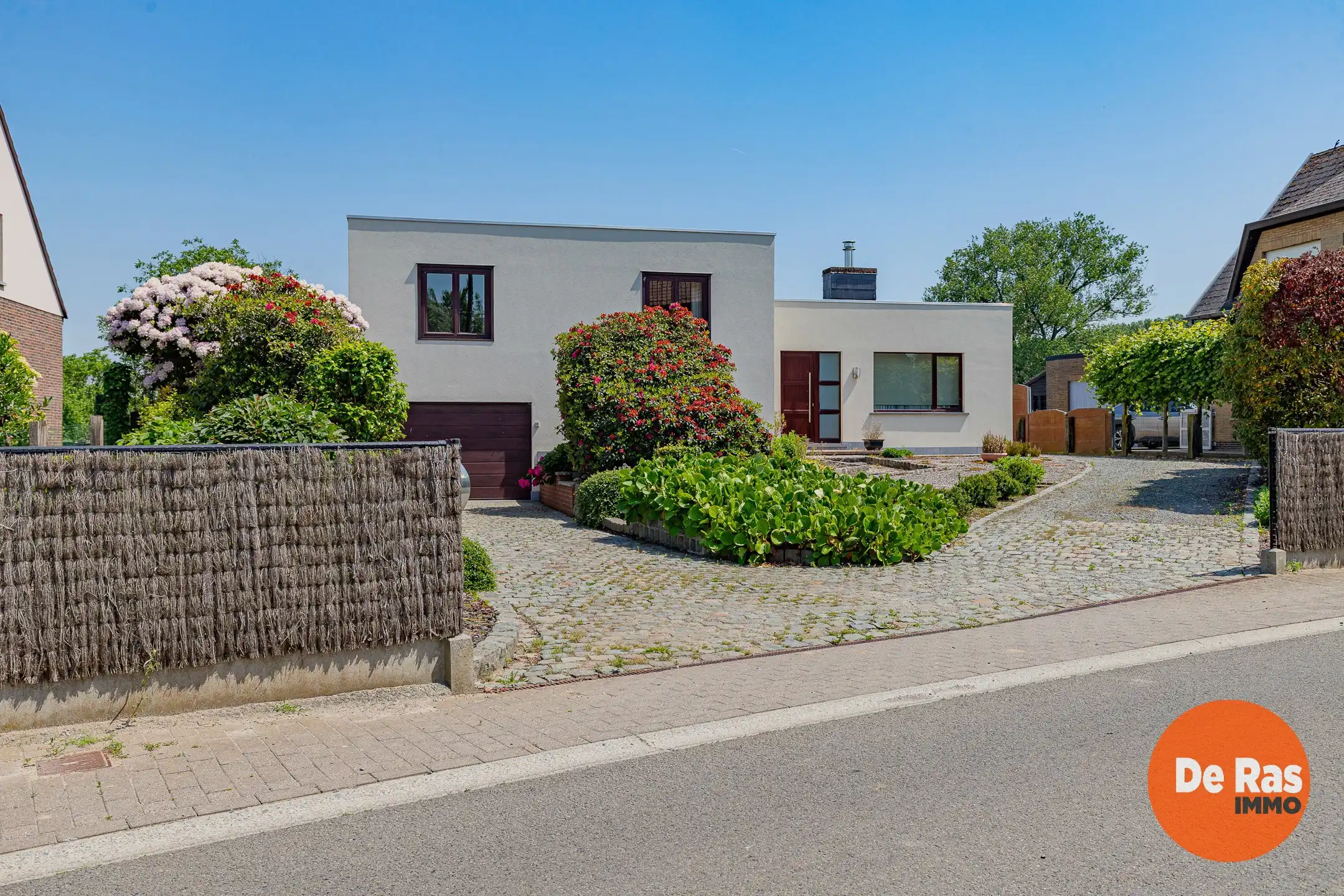 HILLEGEM -Architectenwoning met 3 slp/garage en weide op 48a foto 2