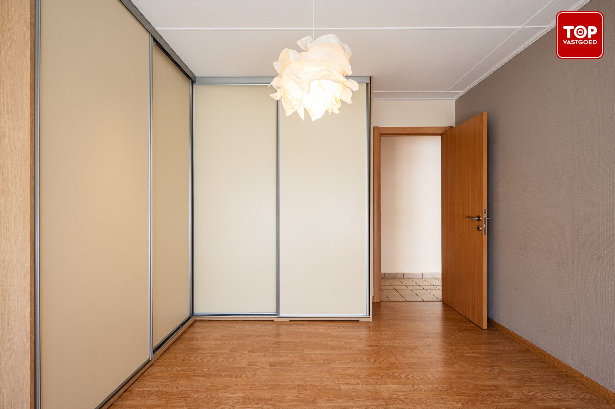 Instapklaar 2-slaapkamer appartement met terras en garage. foto 12