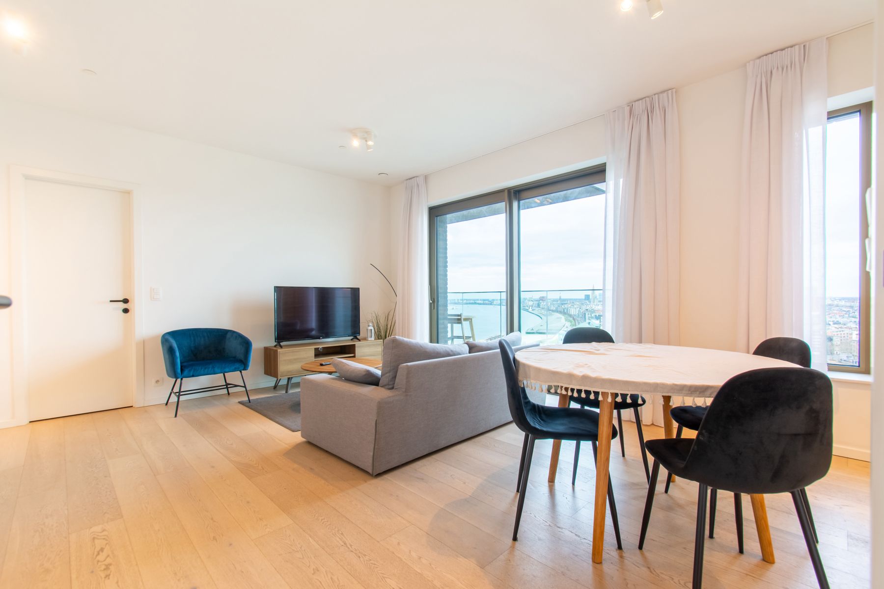 Gemeubeld 2 slaapkamer appt. met zicht op de Schelde foto 3