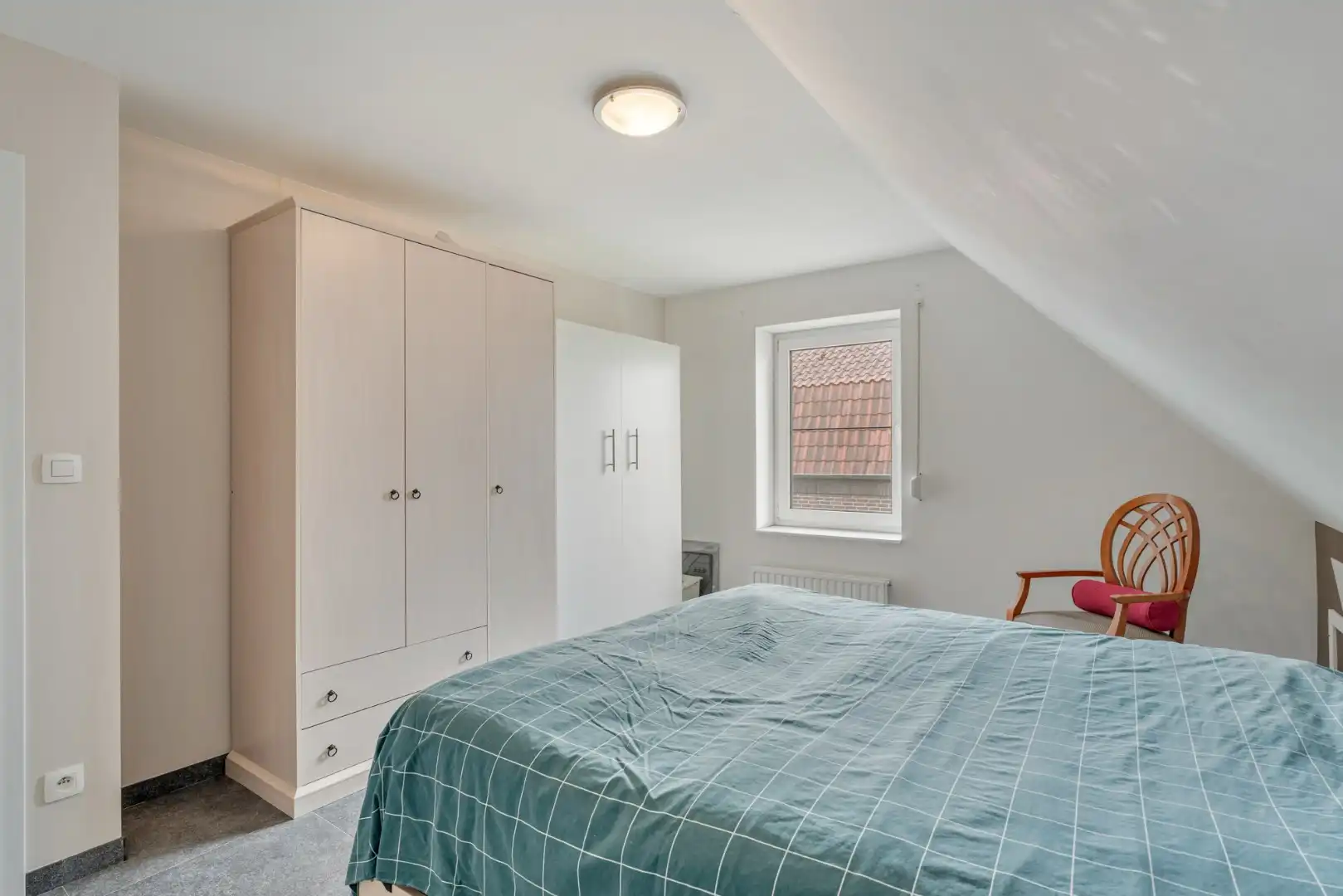 Zeer goed onderhouden en praktisch ingedeelde gezinswoning met 4 slaapkamers en prachtige tuin. foto 28
