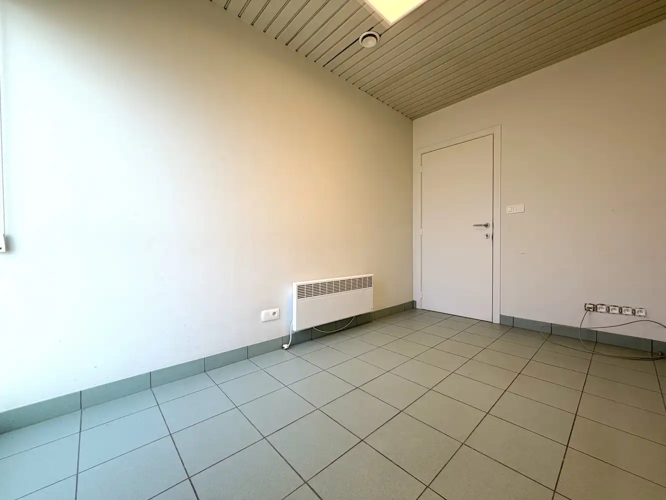Ruim handelspand (161m²) op topligging in Torhout! foto 14