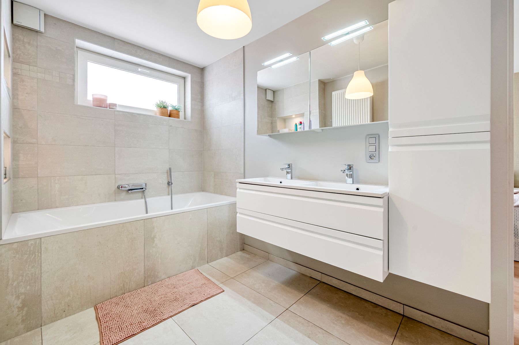 Instapklare woning met 4 slaapkamers en magazijn foto 15