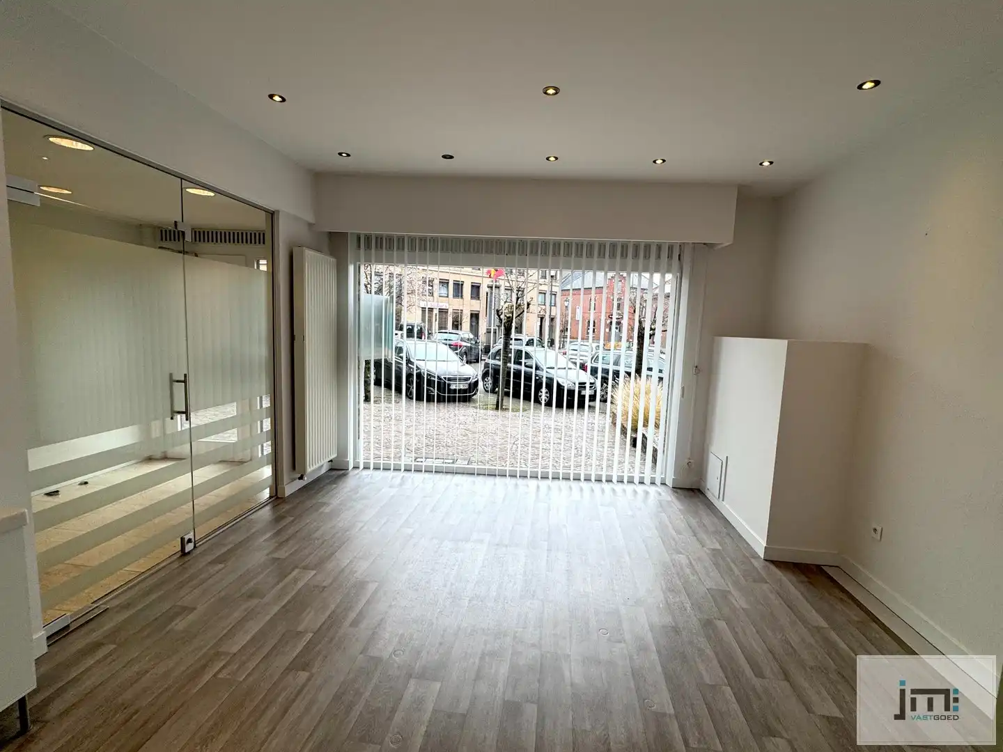 Mooi ingericht kantoor/winkel foto 3