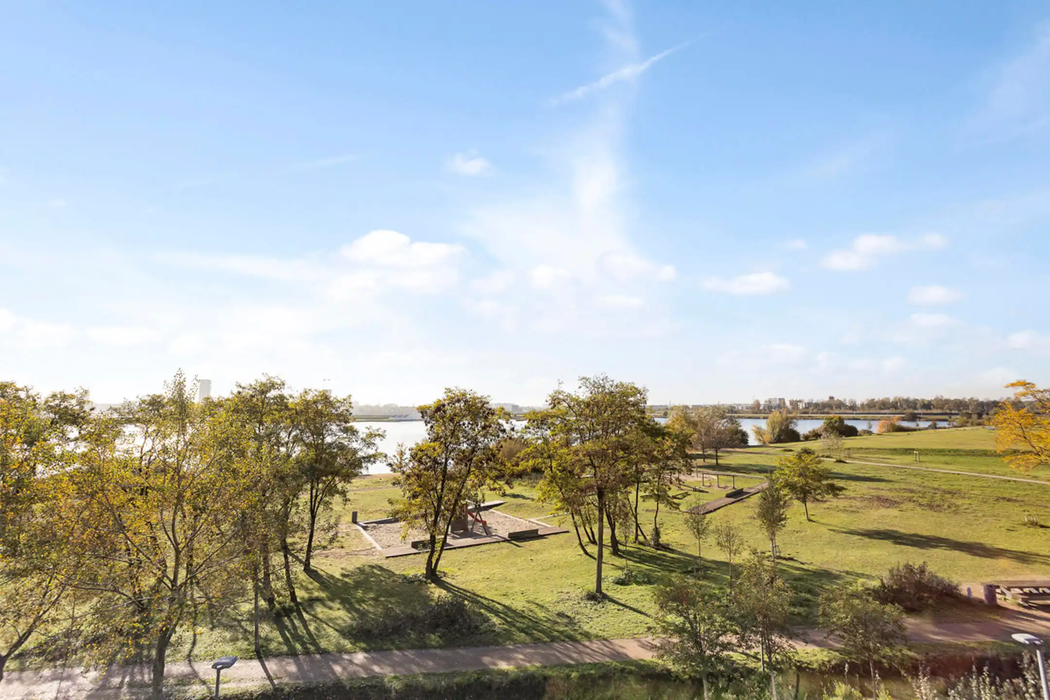 LINKEROEVER - Nieuw appartement met frontaal waterzicht  foto {{pictureIndex}}