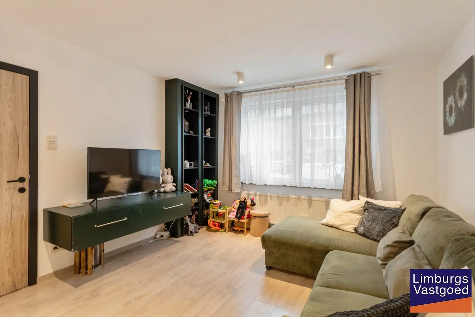 Stadswoning met 4 slpk, zuidgerichte tuin en garage, nabij kleine ring, station en Vredespark foto 5