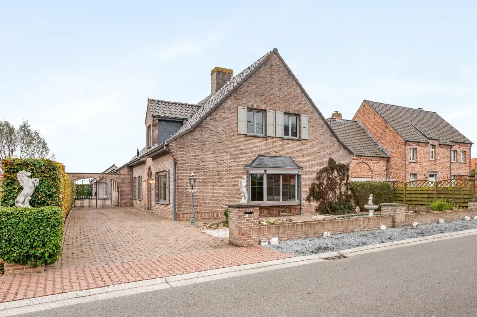  ALLEENSTAANDE VILLA MET 5/6 SLAAPKAMERS, DUBBELE GARAGE EN TUIN  foto 2