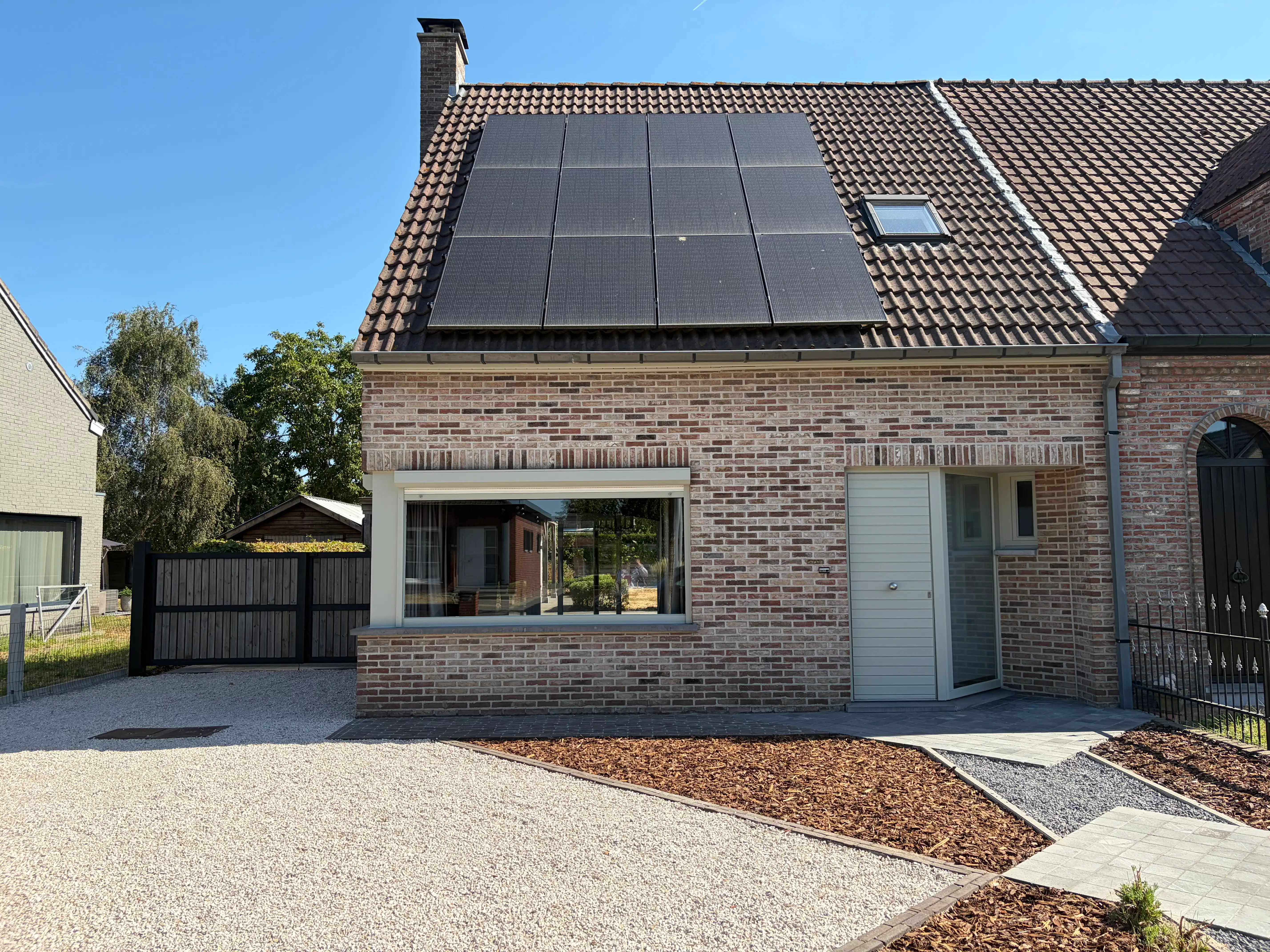 Halfopen woning met 3 slaapkamers, tuin en carport foto {{pictureIndex}}