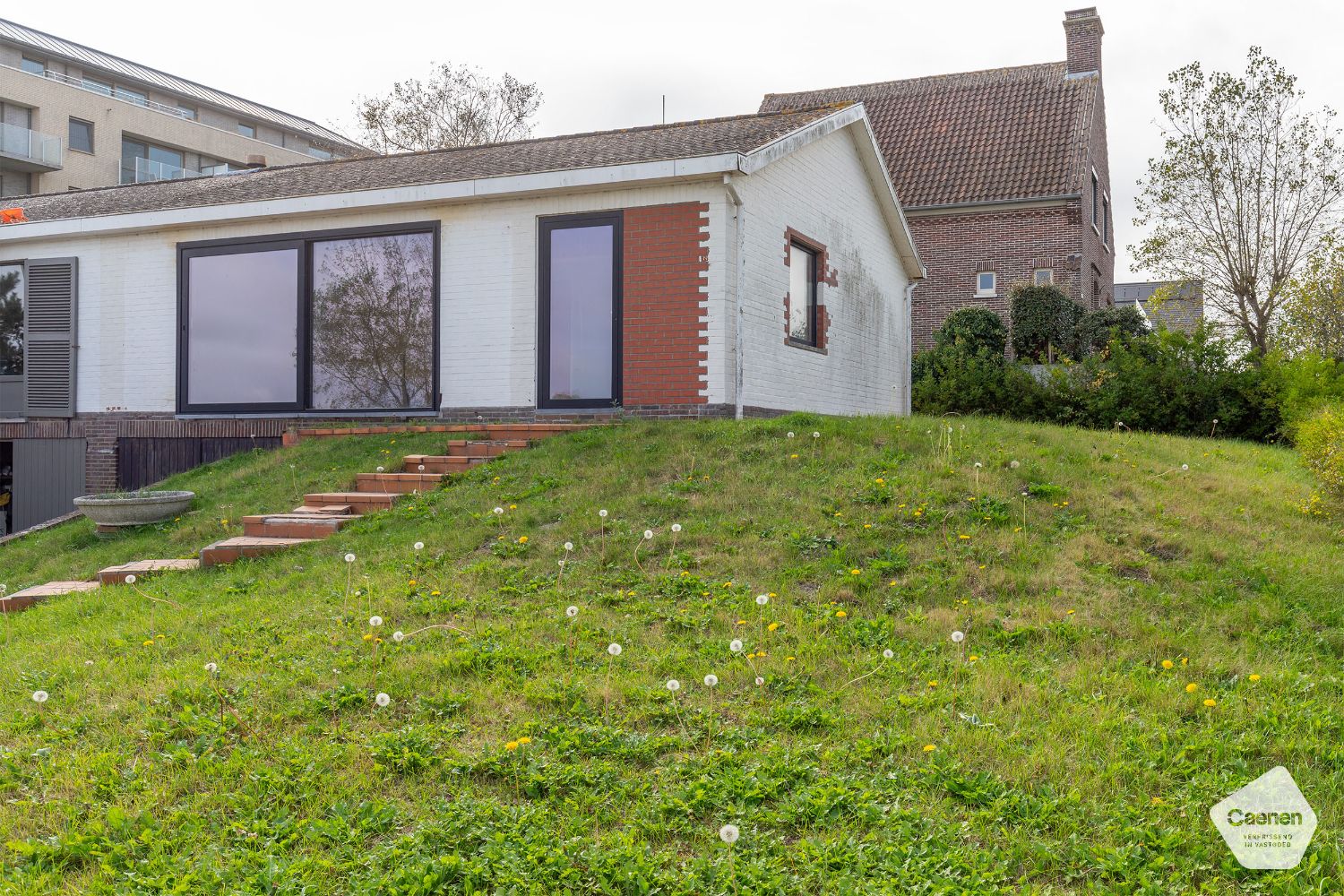 Hoofdfoto van de publicatie: Fantastisch gelegen renovatieproject met veel potentieel