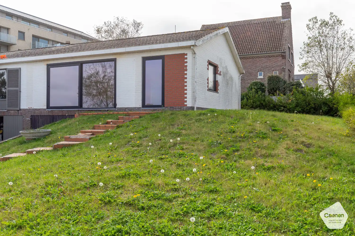 Hoofdfoto van de publicatie: Fantastisch gelegen renovatieproject met veel potentieel