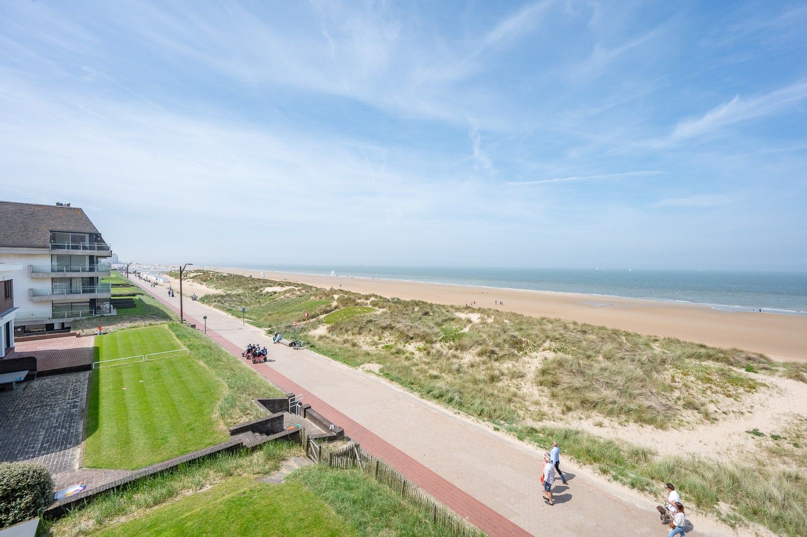 Magnifiek gerenoveerd hoekappartement op de wandeldijk in het Zoute, met frontaal zeezicht. foto 3