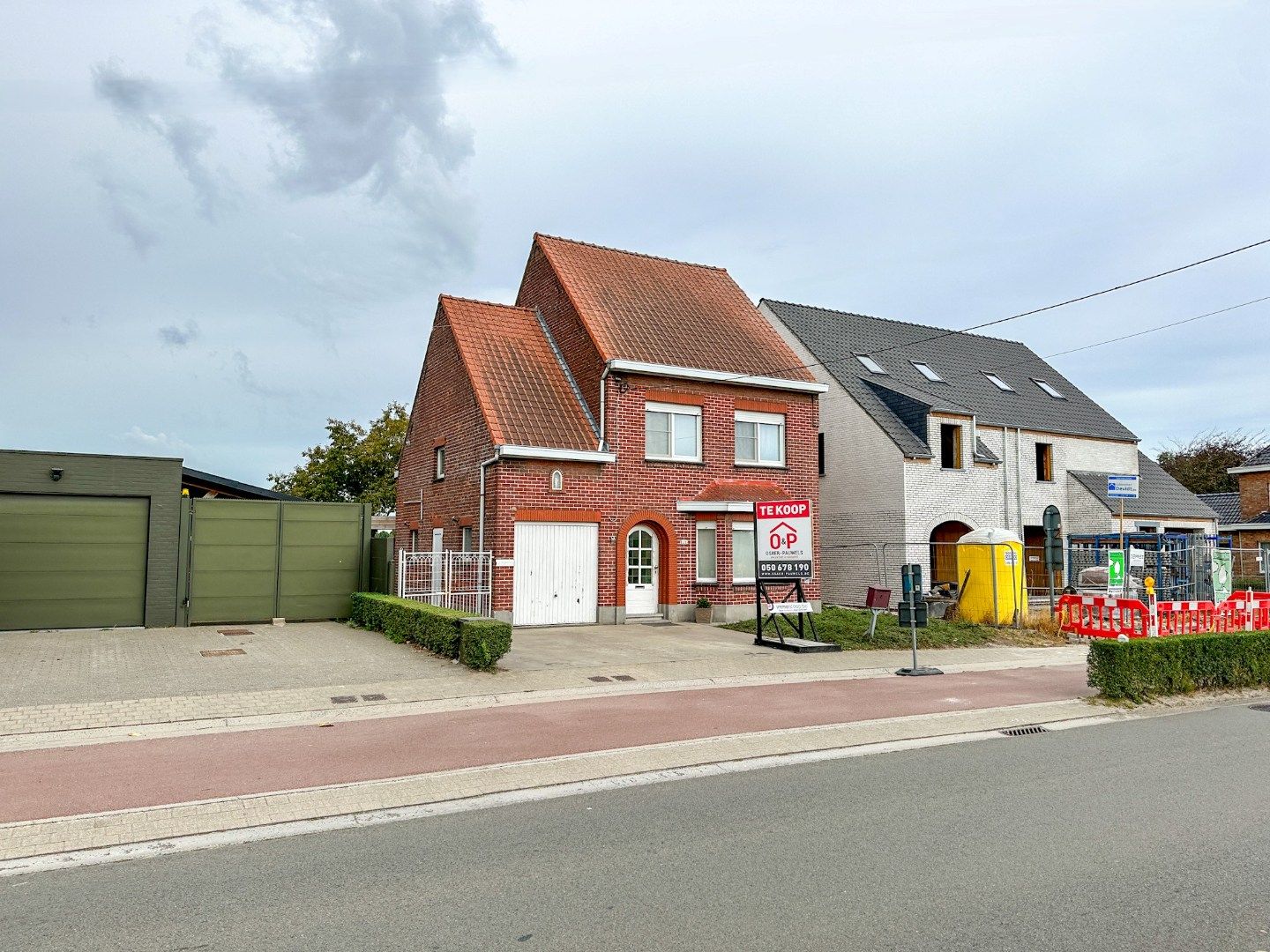 Hoofdfoto van de publicatie: Woning met landelijk zicht, 3/4 slpk, garage, diepe tuin, potentieel!