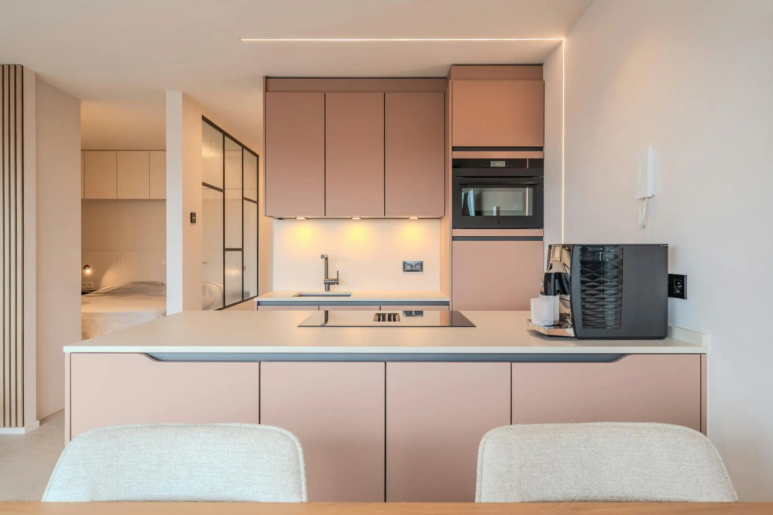 Prachtig gerenoveerde studio met aparte slaapruimte en terras foto 15