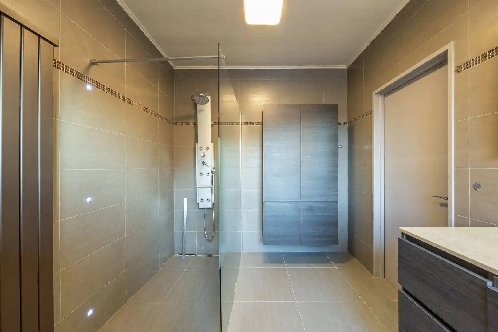 Hedendaagse commerciële ruimte met appartement foto 17