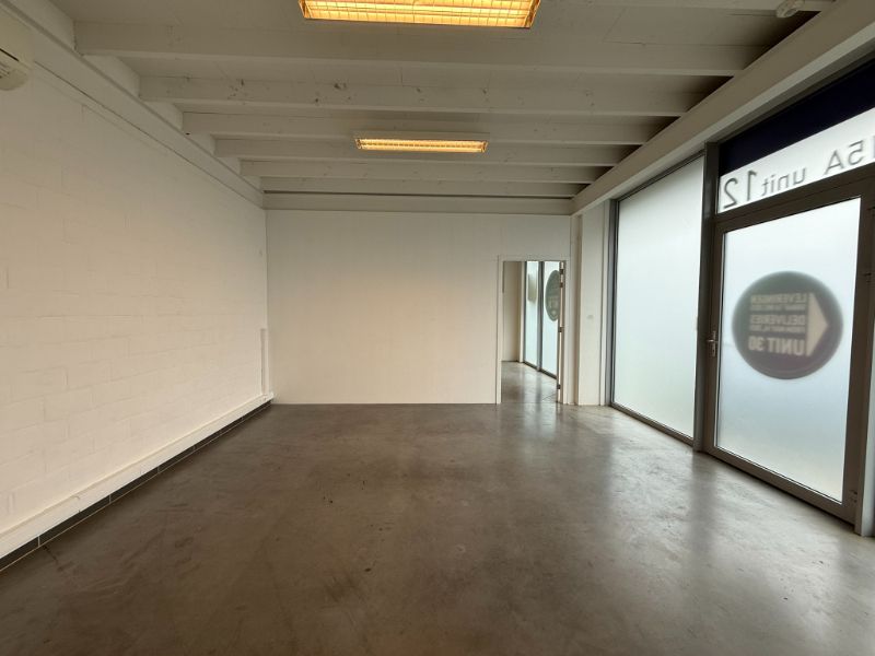 Modern bedrijfsgebouw met magazijn en kantoren foto 13