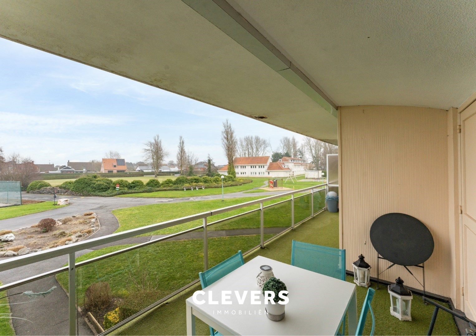 Moderne en lichtrijke gemeubelde studio met heerlijk terras foto 6
