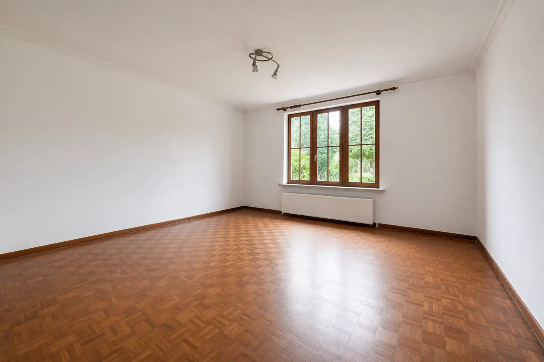 Bungalow met 4 slaapkamers, garage en tuin  foto 6