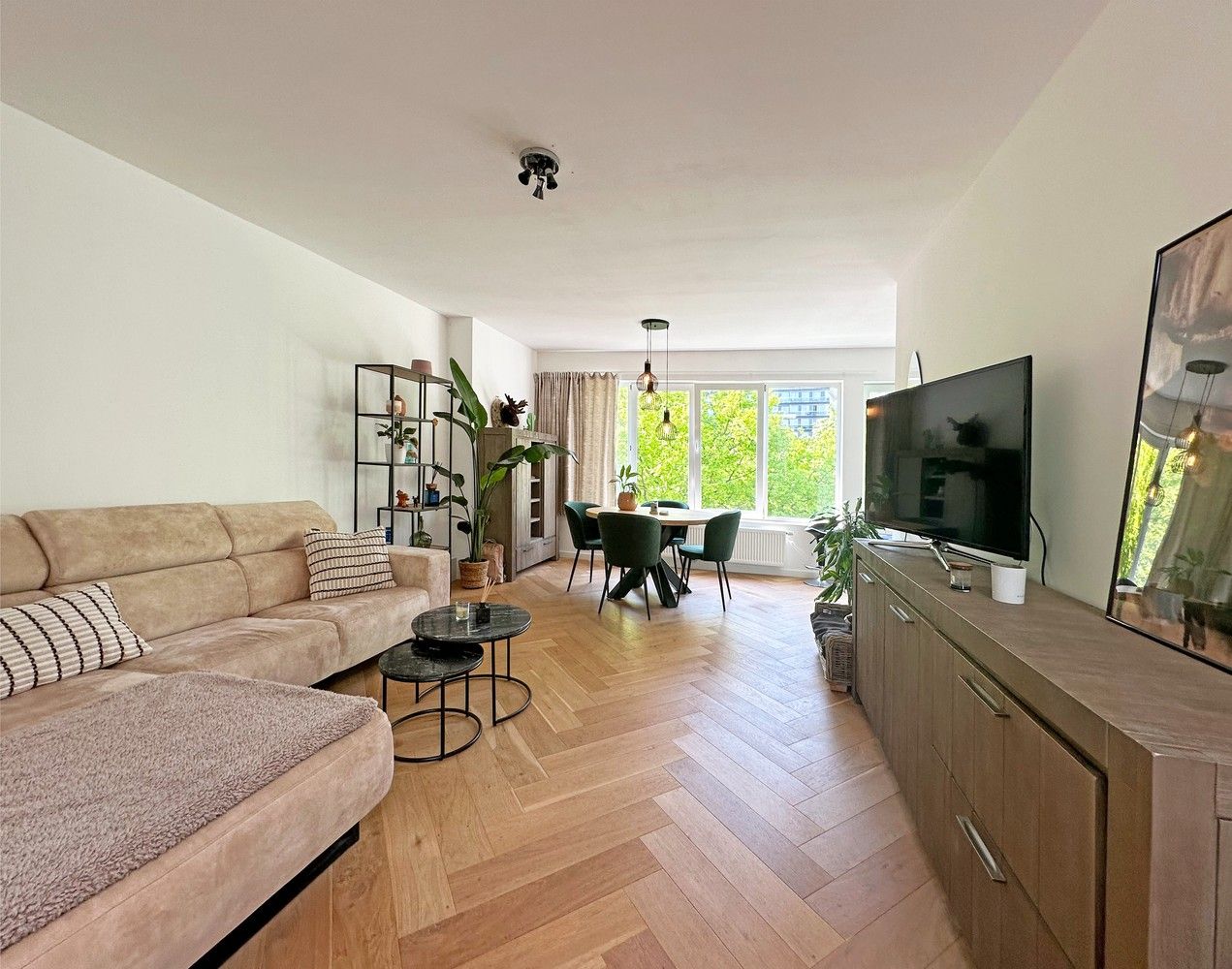 Modern appartement gelegen in een kleinschalig gebouw in hartje Berchem. foto 2