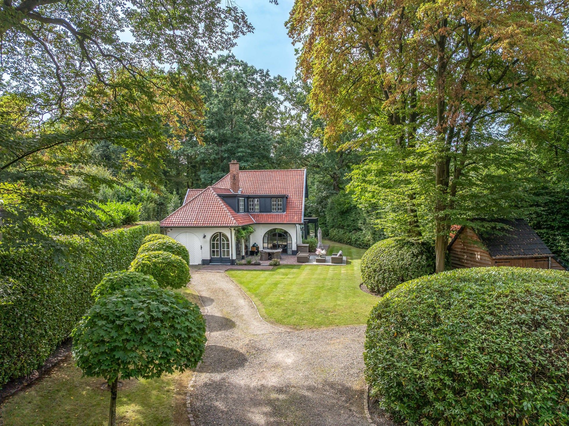 Karaktervolle villa op ca 1.780 m² met bijgebouw en garage foto 3
