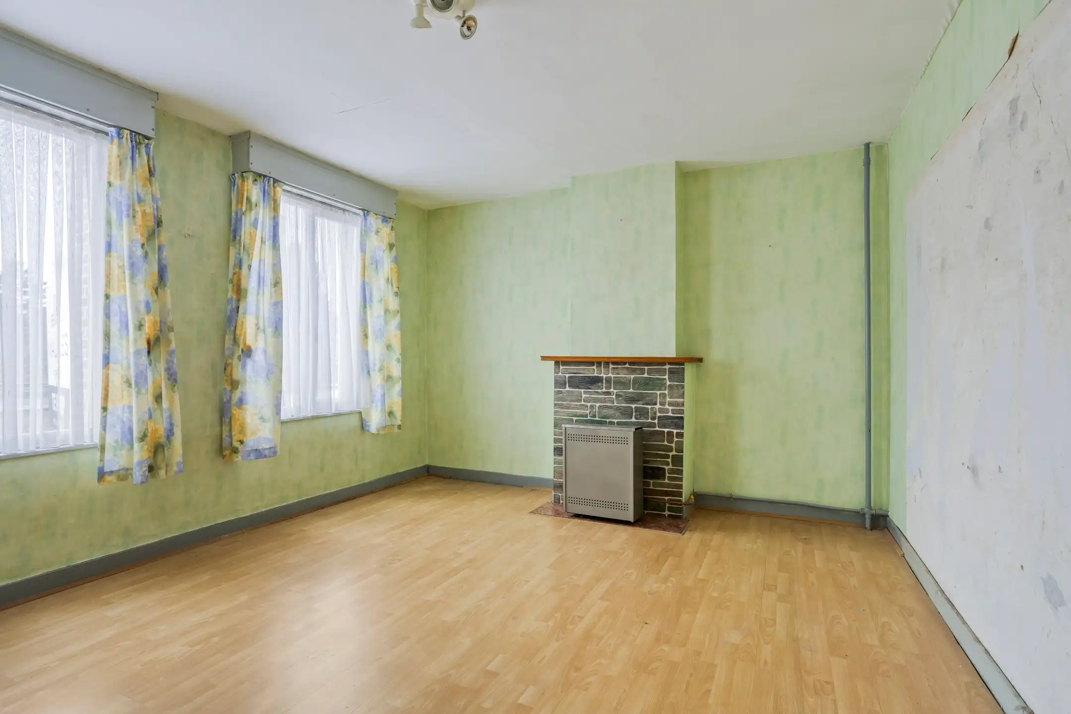 Charmante te renoveren woning met tuin en garage foto 18