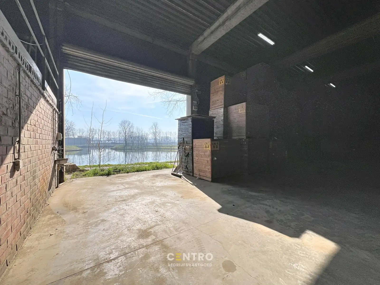 Magazijn van 830m² (met poort van 11m breedte) TE HUUR , te Kerkhove (Avelgem). foto 2