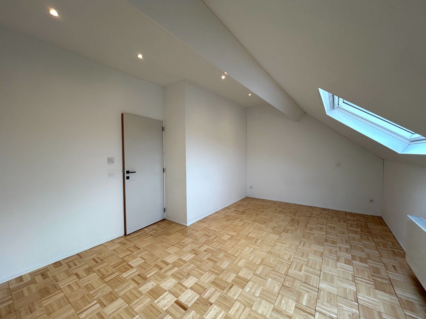 Instapklaar 2-slaapkamer appartement nabij centrum Roeselare! foto 14