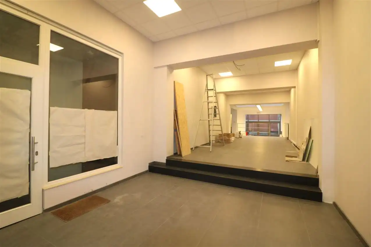 Volledig vernieuwde handelszaak op ideale locatie foto 7