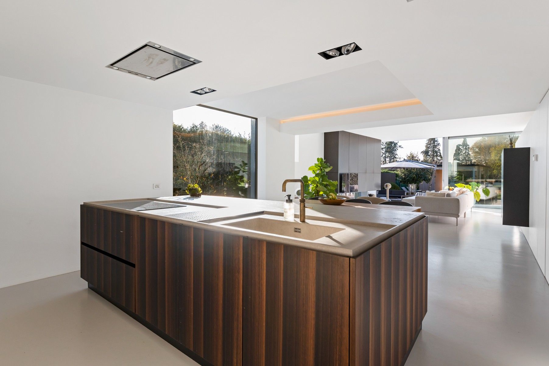 Zeer moderne woning met hoogwaardig afgewerkte binnen- en buitenruimte. foto 6