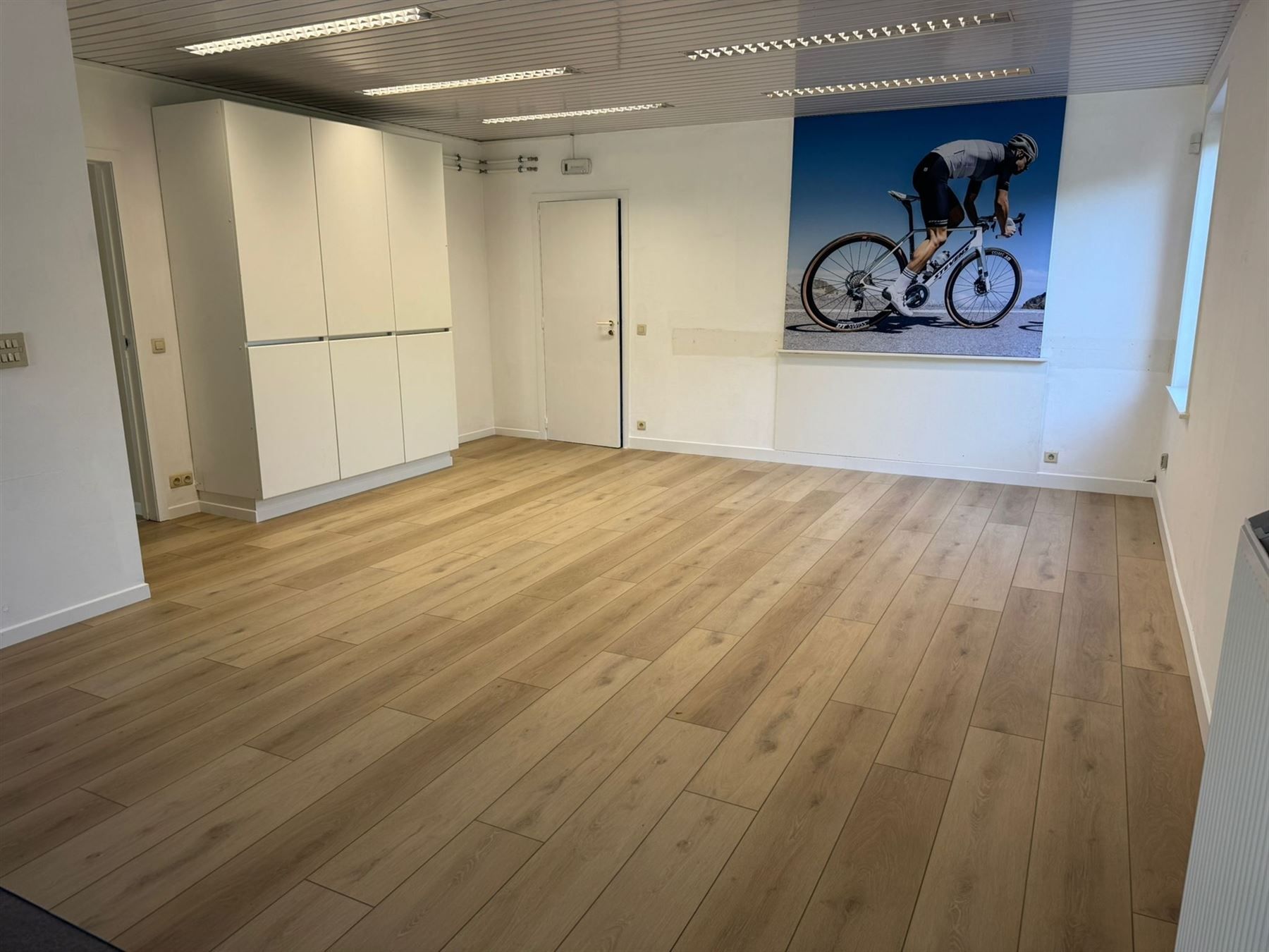 Ruime handelsruimte/kantoorruimte  en opslagkelder foto 5