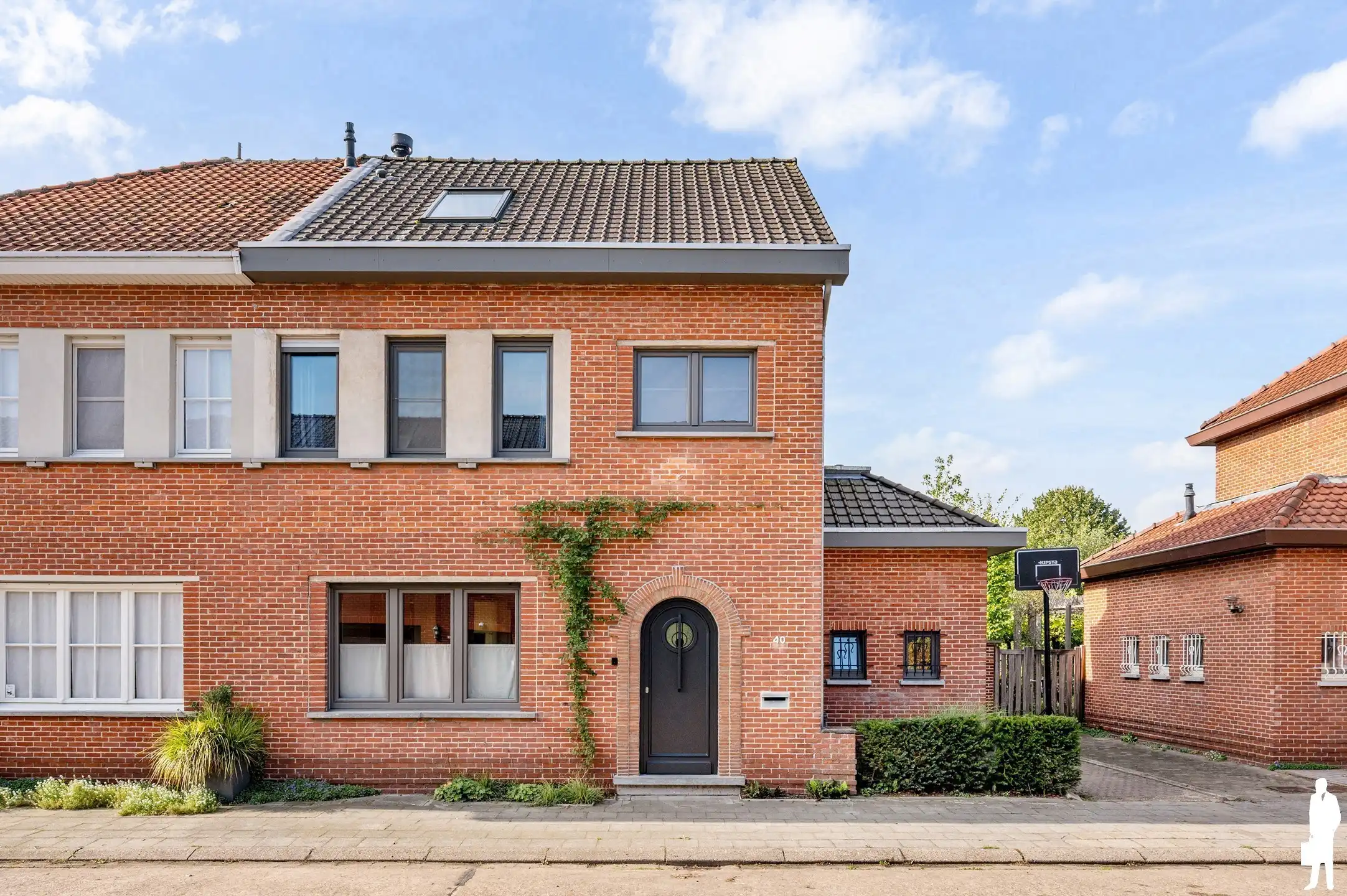 Instapklare en ruime halfopen woning in Maria-ter-Heide! foto {{pictureIndex}}