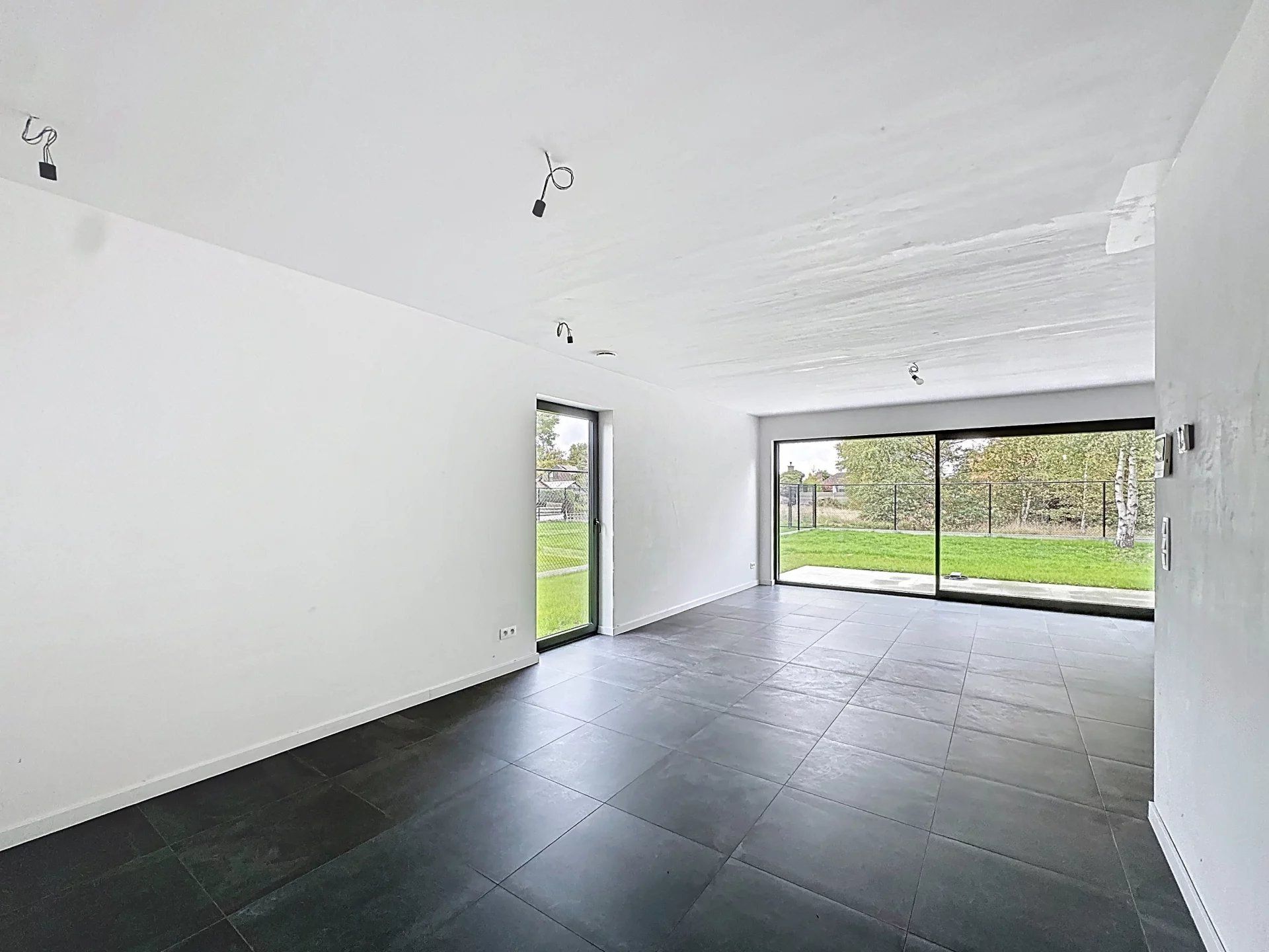 Moderne BEN-woning met 3 slaapkamers en een inpandige garage op een mooi perceel. foto 2