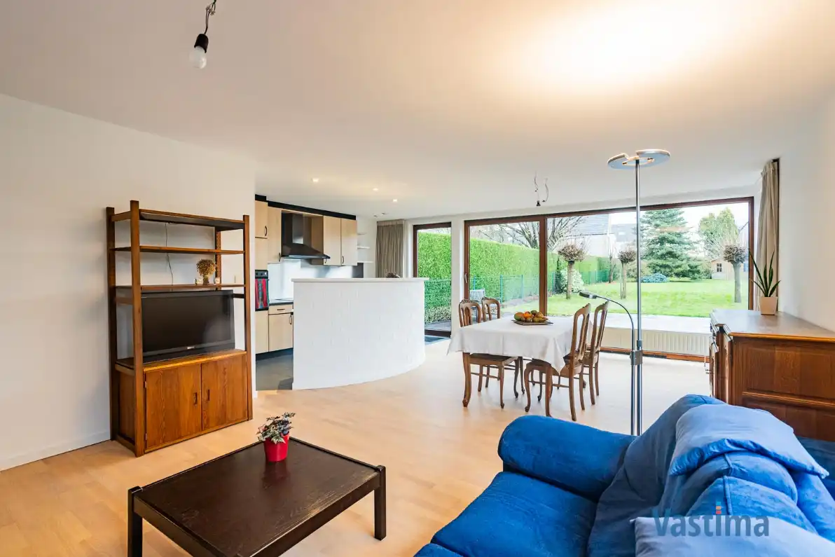 Ruime halfopen gezinswoning met praktijkruimte en tuin foto 3