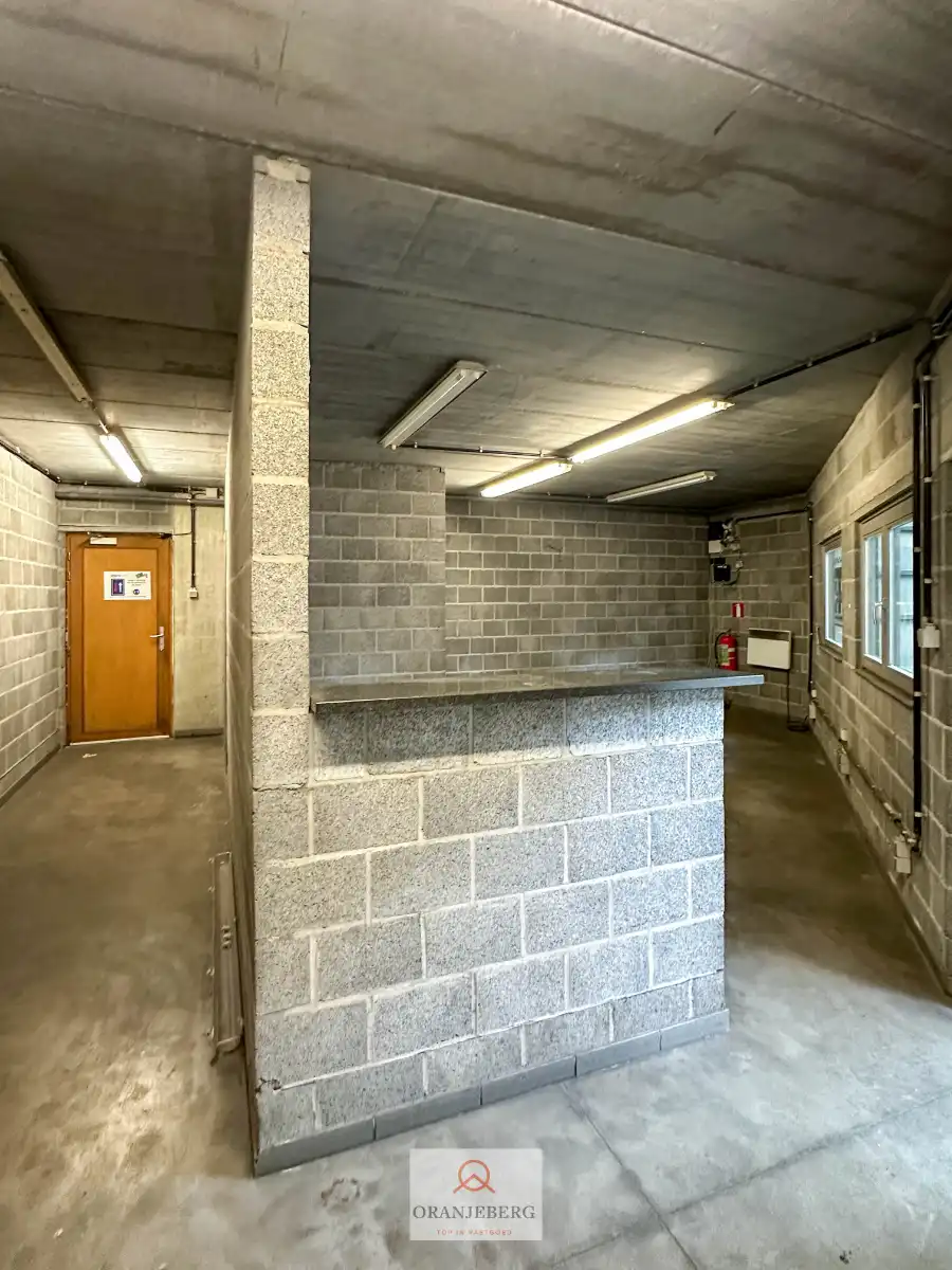 Groot hoekmagazijn (650m²) Te Huur met hoge bereikbaarheid vlakbij R4 foto 9