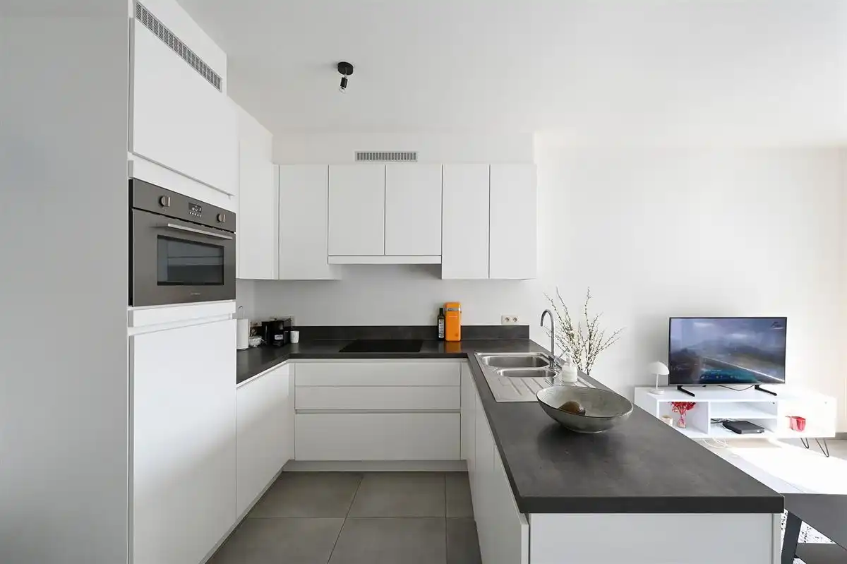 Appartement met 2 slaapkamers, groot terras en garage foto 4
