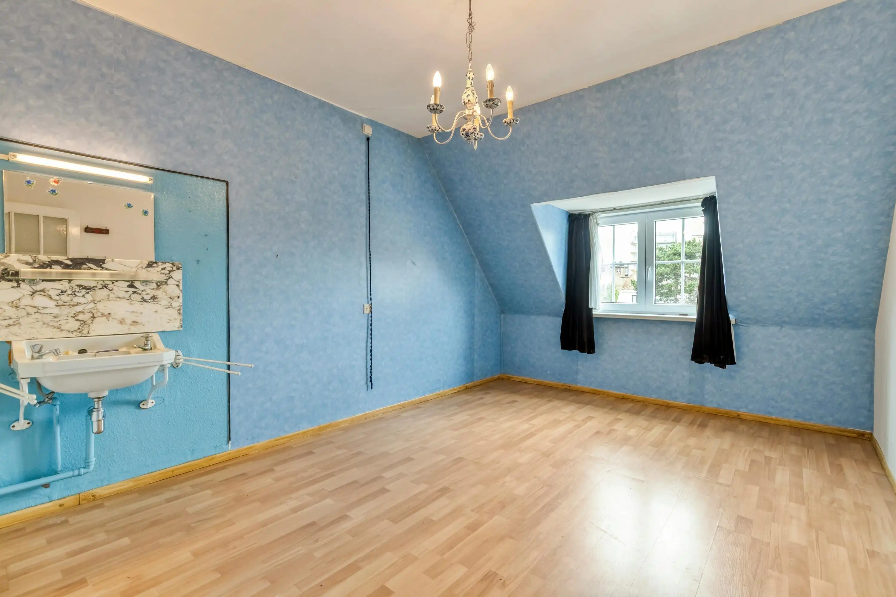 Charmante te renoveren woning met garage in centrum De Panne foto 10